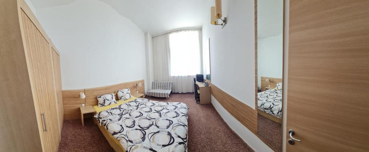 RIN Grand regim hotelier Boekarest Buitenkant foto
